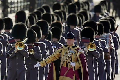 Soldados de una banda militar caminan frente al Palacio de Buckingham antes del discurso del rey Carlos III, este martes, con motivo de la apertura del período legislativo en el Parlamento británico.