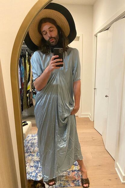 Jonathan Van Ness, conocido por su papel como estilista capilar en el programa Queer Eye, compartió su vestido de Rick Owens desde la intimidad de su hogar. Sus zapatos los firma Bottega Veneta.