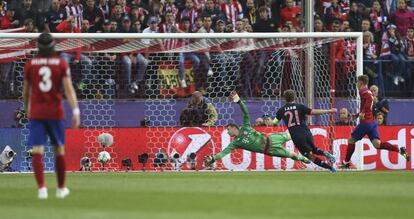 Momento del gol del jugador del Atlético de Madrid Saúl Ñíguez.