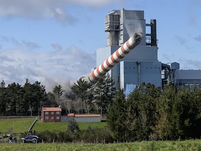 Demolición en marzo de la central térmica de carbón de Meirama, en A Coruña.