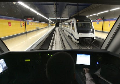 Un maquinista en la línea 8 de metro.