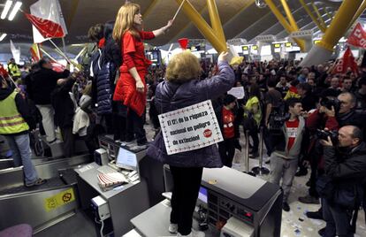 Trabajadores de Iberia en la T4 de Barajas subidos en los mostradores de la compañía