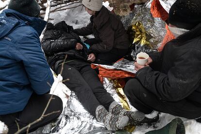 Dos voluntarias, una de ellas médico, brindan asistencia a Y.K. (25 años, ingeniero sirio), en diciembre del año pasado, cuando la temperatura era de 11 grados bajo cero. Durante horas, le brindaron cuidados y primeros auxilios, cambiándole de ropa y tratando de protegerlo del frío y la nieve. Sin embargo, su estado no mejoró, por lo que las voluntarias llamaron a una ambulancia, a pesar del riesgo de detención a manos de los guardias fronterizos.