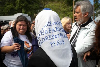 Detalle de una pañoleta durante una concentración de las Madres de Plaza de Mayo. 