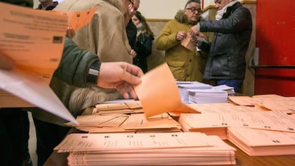 Ciudadanos con derecho a voto escogen sus papeletas en las elecciones generales de noviembre del 2019.