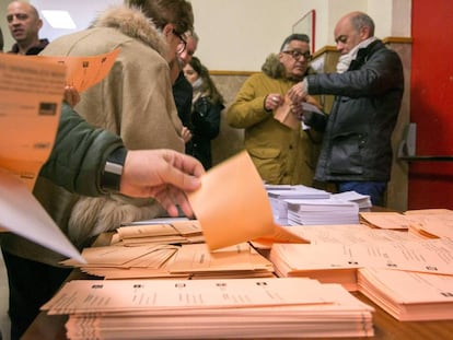 Votantes en un colegio electoral en las generales de noviembre de 2019.