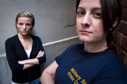 Kori Cioca (izquierda) y Panayiota Bertzikis fueron violadas mientras prestaban servicio como guardacostas.