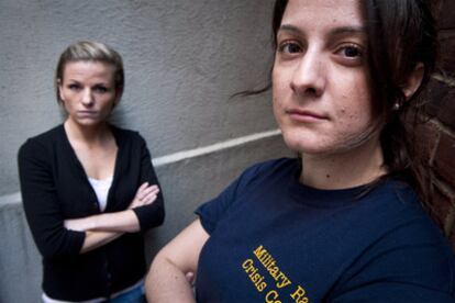 Kori Cioca (izquierda) y Panayiota Bertzikis fueron violadas mientras prestaban servicio como guardacostas.