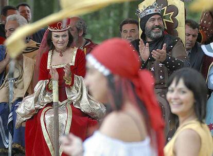 Carmen Calvo, con atuendo medieval, preside ayer las justas de Hospital de Órbigo (León).