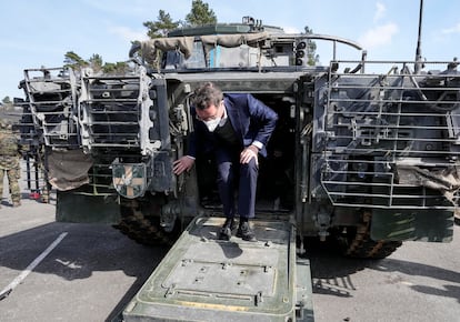Hendrick Wüst, primer ministro de Renania del Norte-Westfalia, visita un blindado Puma en marzo de 2022.