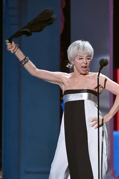 Rita Moreno (87 años)
Corre por ahí la leyenda de que la intérprete de West Side Story nos va a enterrar a todas. Y eso parece a juzgar por la actividad que demuestra en la red social. Rita no se pierde un sarao, un programa de televisión o la portada de una revista. Con el remake de su gran papel en capilla, sospechamos que los followers de Rita Moreno van a crecer exponencialmente.