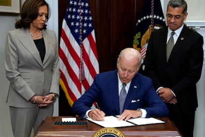 El presidente de EE UU, Joe Biden, firma una orden ejecutiva para tratar de garantizar el acceso al aborto.