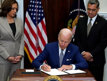 El presidente de EE UU, Joe Biden, firma una orden ejecutiva para tratar de garantizar el acceso al aborto.
