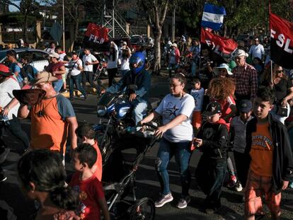 Partidarios de Daniel Ortega participan en una manifestación para 