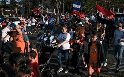 Partidarios de Daniel Ortega participan en una manifestación para