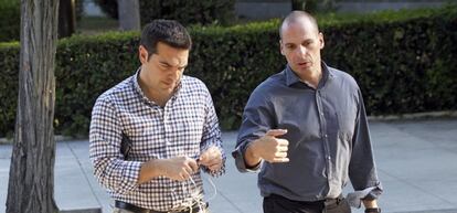 El primer ministro griego, Alexis Tsipras, con el ministro de Finanzas, Yanis Varufakis.