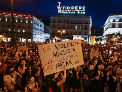 Participantes en la concentración contra la violencia machista en La Puerta del Sol de Madrid.