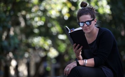 Joven leyendo en Madrid.