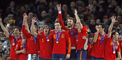 Los jugadores de la selección española celebran la conquista del Mundial en el podio del Soccer City de Johanesburgo.