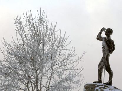 La estatua en honor a los montañeros instalada en el madrileño Puerto de Navacerrada.