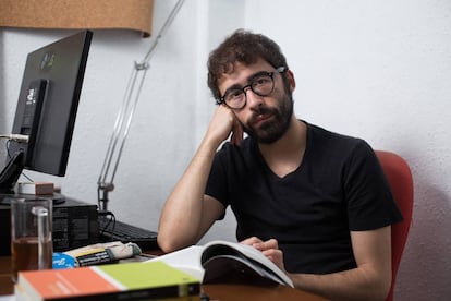 Aitor Nieto, estudiant de Treball Social a la UB, al menjador de casa seva.