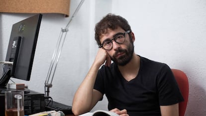 Aitor Nieto, estudiant de Treball Social a la UB, al menjador de casa seva.