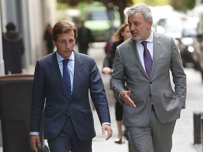 El alcalde de Barcelona, Jaume Collboni (d), y el alcalde de Madrid, Jose Luis Martínez-Almeida (i), camino del Ateneo de Madrid.