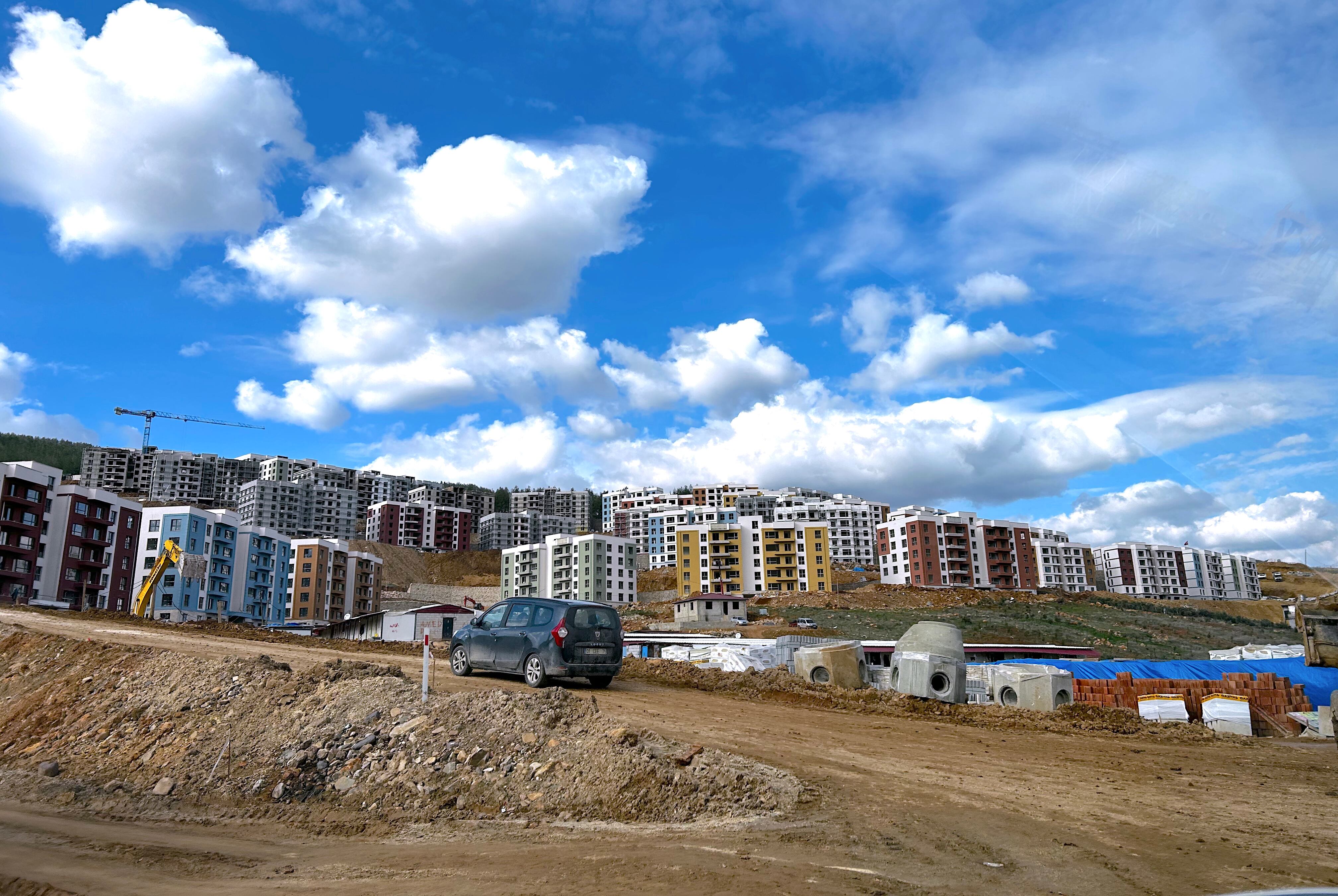 Construcción de unas setecientas viviendas en el pueblo de Sekeroba (provincia de Kahramanmaraş) para los afectados de la zona. Pese a la promesa gubernamental de una rápida reconstrucción, durante el primer año apenas se ha construido un 15 % de las viviendas prometidas.