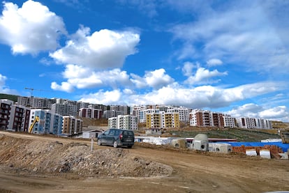 Construcción de unas setecientas viviendas en el pueblo de Sekeroba (provincia de Kahramanmaraş) para los afectados de la zona. Pese a la promesa gubernamental de una rápida reconstrucción, durante el primer año apenas se ha construido un 15 % de las viviendas prometidas.