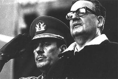 El general Carlos Prats (izquierda) y Salvador Allende, en los años setenta.