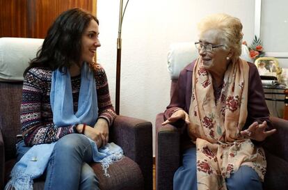 Asunción, de 93 años, en su casa con Blanca, voluntaria que le hace compañía.
