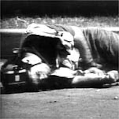 Juantxu Rodríguez yace en el suelo con su cámara de fotos al lado de su cabeza. La fotografía fue tomada de las imágenes captadas por la televisión