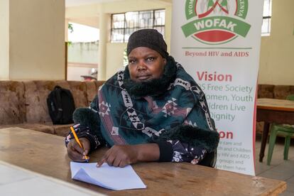 Leonora Obara, coordinadora de programas de la ONG Mujeres luchando contra el VIH/SIDA en Kenia (WOFAK, por sus siglas en inglés) en su oficina en Nairobi, el 14 de noviembre de 2024