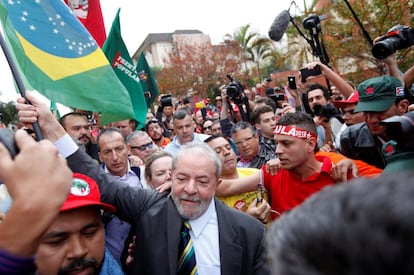 El expresidente brasileño Luiz Inácio Lula da Silva llega al Tribunal de Justicia Federal para declarar ante el juez Sergio Moro, en Curitiba.
