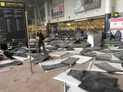 Interior de l'aeroport de Brussel·les després de l'explosió d'una bomba.