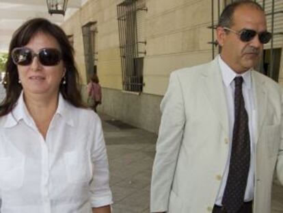 La exasesora María José Rofa, junto a su abogado, en los juzgados.
