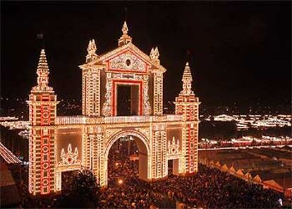 Más de 25.000 bombillas iluminan la portada del racinto ferial de Sevilla.