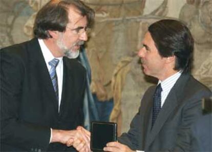 El presidente recibe la medalla de los empresarios del Henares de manos de su presidente, Jesús Martín.