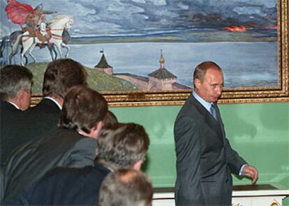 Vladímir Putin entra en la sala del Kremlin donde ayer se reunió con empresarios.