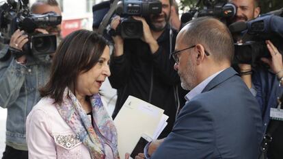 La portavoz socialista en el Congreso, Margarita Robles, conversa con el diputado de CDC, Carles Campuzano.