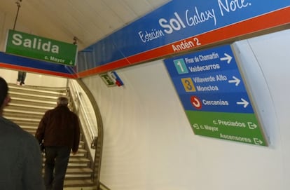 Cartel de la estaci&oacute;n de Sol con su nuevo nombre. 