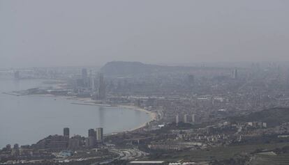Barcelona y Badalona, cubiertas de contaminación, ayer martes.