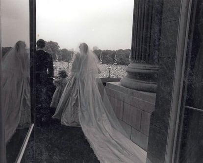 Diana y Carlos de Inglaterra saludando a las masas desde el balcón real.