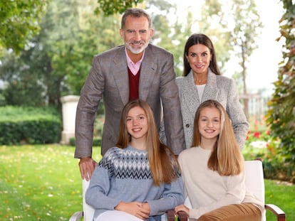La fotografía con la que los reyes de España y sus hijas, Leonor y Sofía, felicitan la Navidad de 2021.