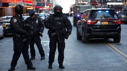 Polic&iacute;as en un acceso a la calle 42 de Nueva York tras la explosi&oacute;n. 