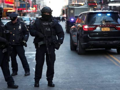 Polic&iacute;as en un acceso a la calle 42 de Nueva York tras la explosi&oacute;n. 