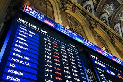 Vista de uno de los paneles del parqué de la Bolsa de Madrid este miércoles. L