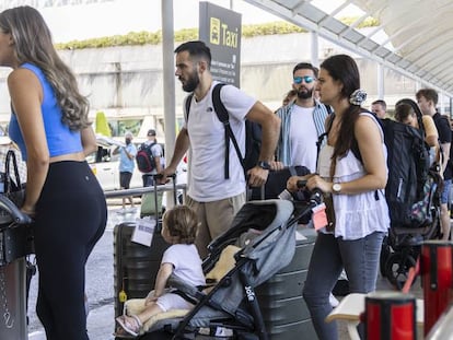 Pasajeros esperando un taxi en el aeropuerto de Palma de Mallorca.