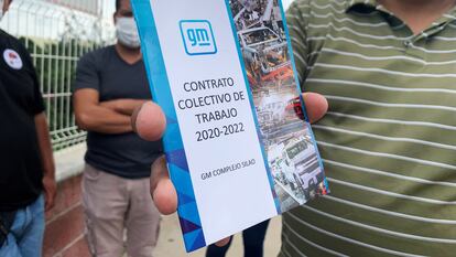 Un trabajador de la planta de Silao con una copia del contrato colectivo.