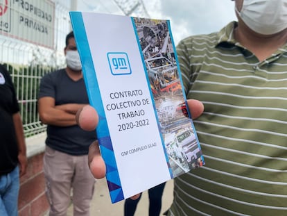 Un trabajador de la planta de Silao con una copia del contrato colectivo.